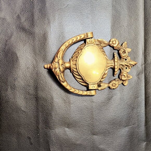7.5" x 5" Brass Doorknocker Vintage, French Floral Style and beautifully made. - Picture 2 of 7